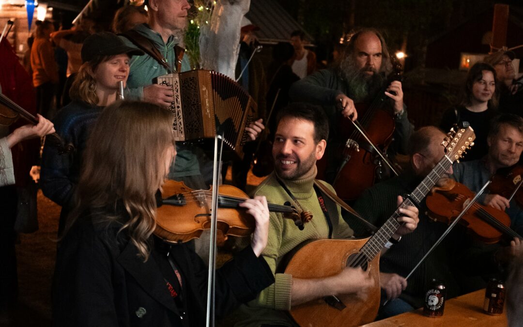 Folkmusikjam med en storspelman