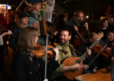Folkmusikjam med en storspelman